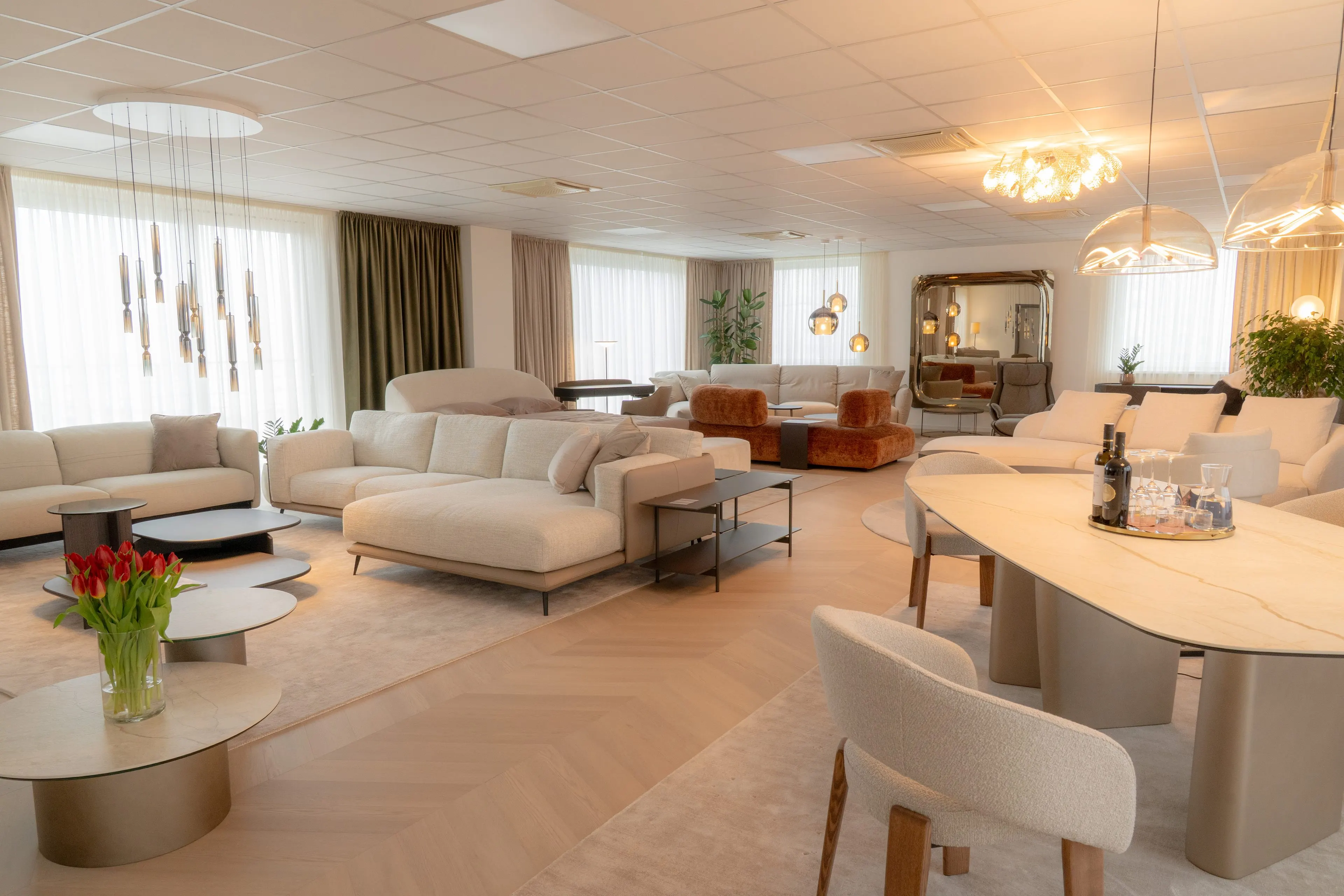 Pohľad cez celý showroom Pooza